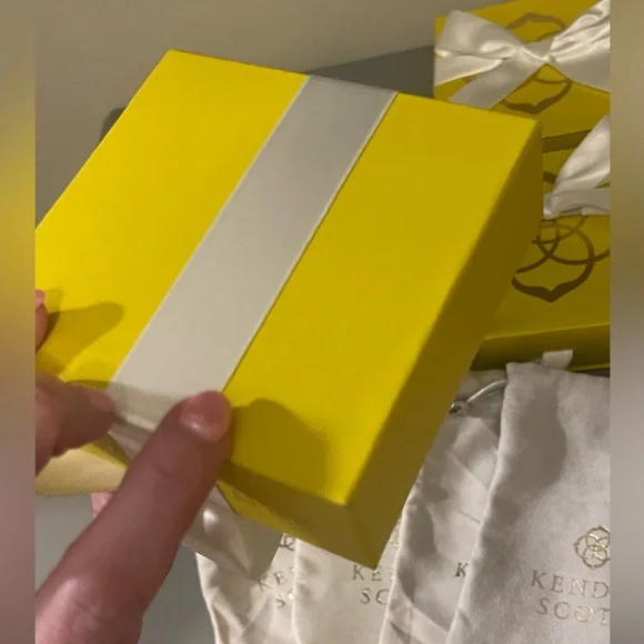 4 Brand New Kendra Scott boxes with ribbons and bags - Picture 4 of 5